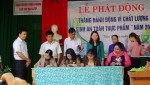 hình ảnh ký cam kết thực hiện các quy định về ATTP của đại diện các chủ cơ sở kinh doanh dịch vụ ăn uống, bếp ăn tập thể tại huyện Triệu Phong