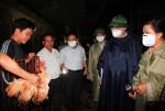 Phó Thủ tướng Nguyễn Thiện Nhân kiểm tra đột xuất chợ gà Hà Vĩ  đêm 25/4/2013 Ảnh: VGP/Từ Lương