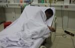 Hôm nay anh Nguyễn Công Lam vẫn đang tiếp tục điều trị tại bệnh viện đa khoa Nghệ An. Ảnh: Hải Bình.