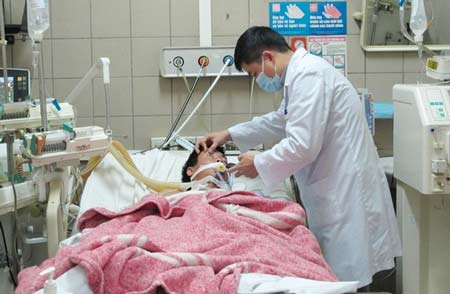 Một bệnh nhân bị ngộ độc rượu được điều trị tại Trung tâm chống độc