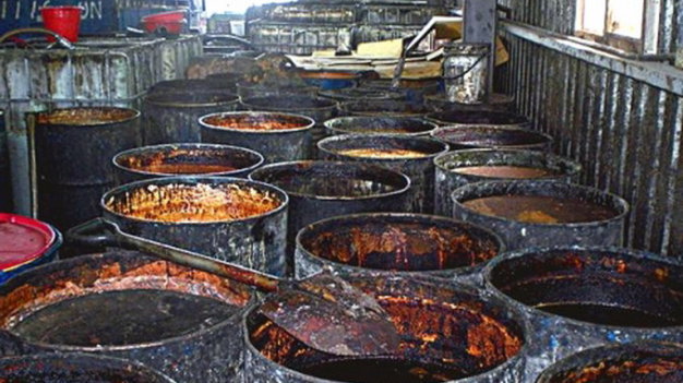 Các thùng phuy được dùng để chứa dầu bẩn trước khi chế biến thành dầu ăn ở Đài Loan - Ảnh EPA