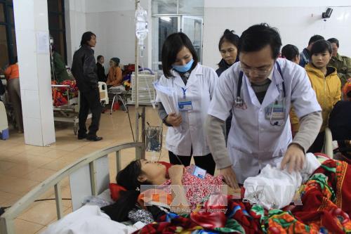 Các y, bác sỹ Bệnh viện Đa khoa Phủ Diễn đang thăm khám cho các nạn nhân bị ngộ độc.