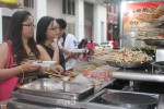 Du khách đang lựa chọn những món ăn đường phố ở Malacca, Malaysia. Ảnh: Anh Phương