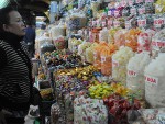 Bánh mứt Trung Quốc phục vụ thị trường Tết được bày bán trong chợ Bình Tây