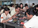 Bữa ăn cho công nhân cần được bảo đảm chất lượng, an toàn vệ sinh thực phẩm - Ảnh: Đào Hồng