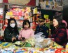 Đoàn kiểm tra các mặt hàng tiêu thụ nhiều trong dịp Tết như mứt, bánh kẹo, rượu... tại chợ Đông Hà - Ảnh: N.H.N
