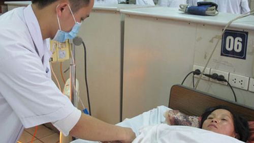 Một bệnh nhân bị ngộ độc nấm điều trị tại Trung tâm chống độc Bệnh viện Bạch Mai. (Ảnh: Vnexpress)