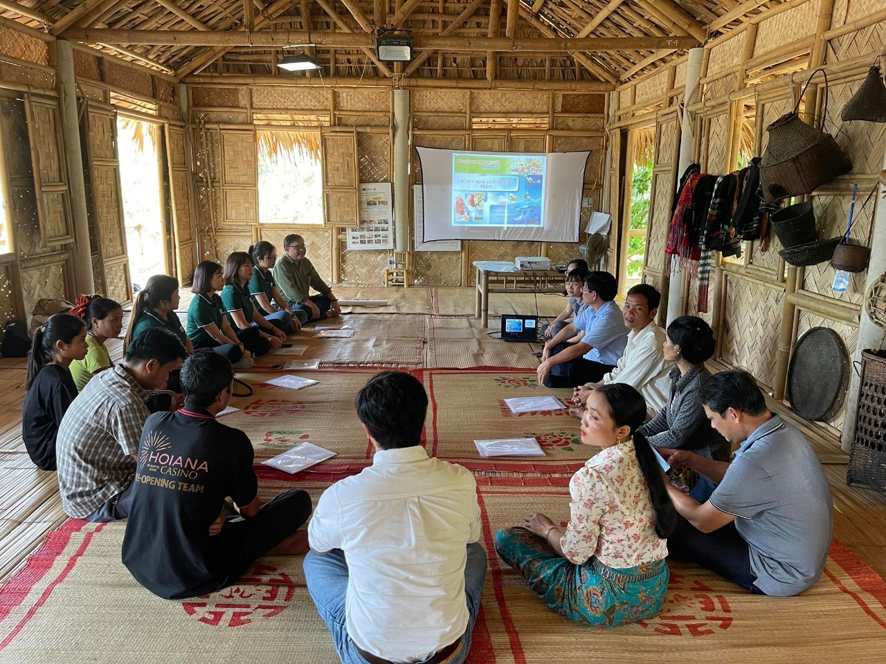 Hình ảnh lớp tập huấn tại nhà cộng đồng thôn Chênh Vênh