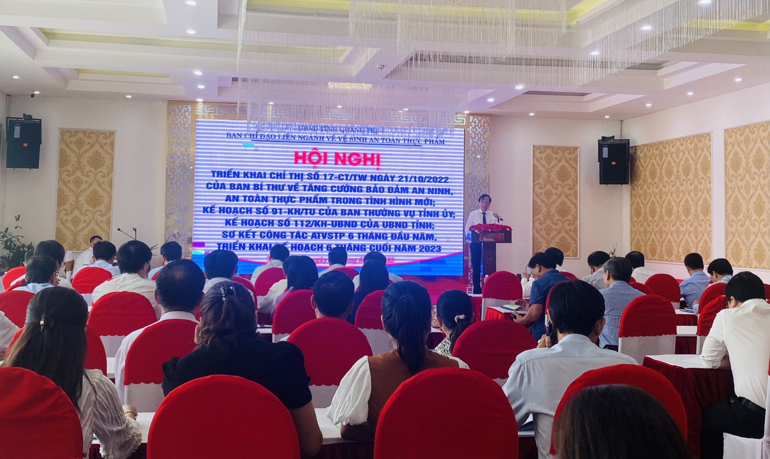 Đồng chí Đỗ Văn Hùng - Giám đốc Sở Y tế, Phó trưởng Ban chỉ đạo LNVSATTP tỉnh phát biểu chỉ đạo hội nghị